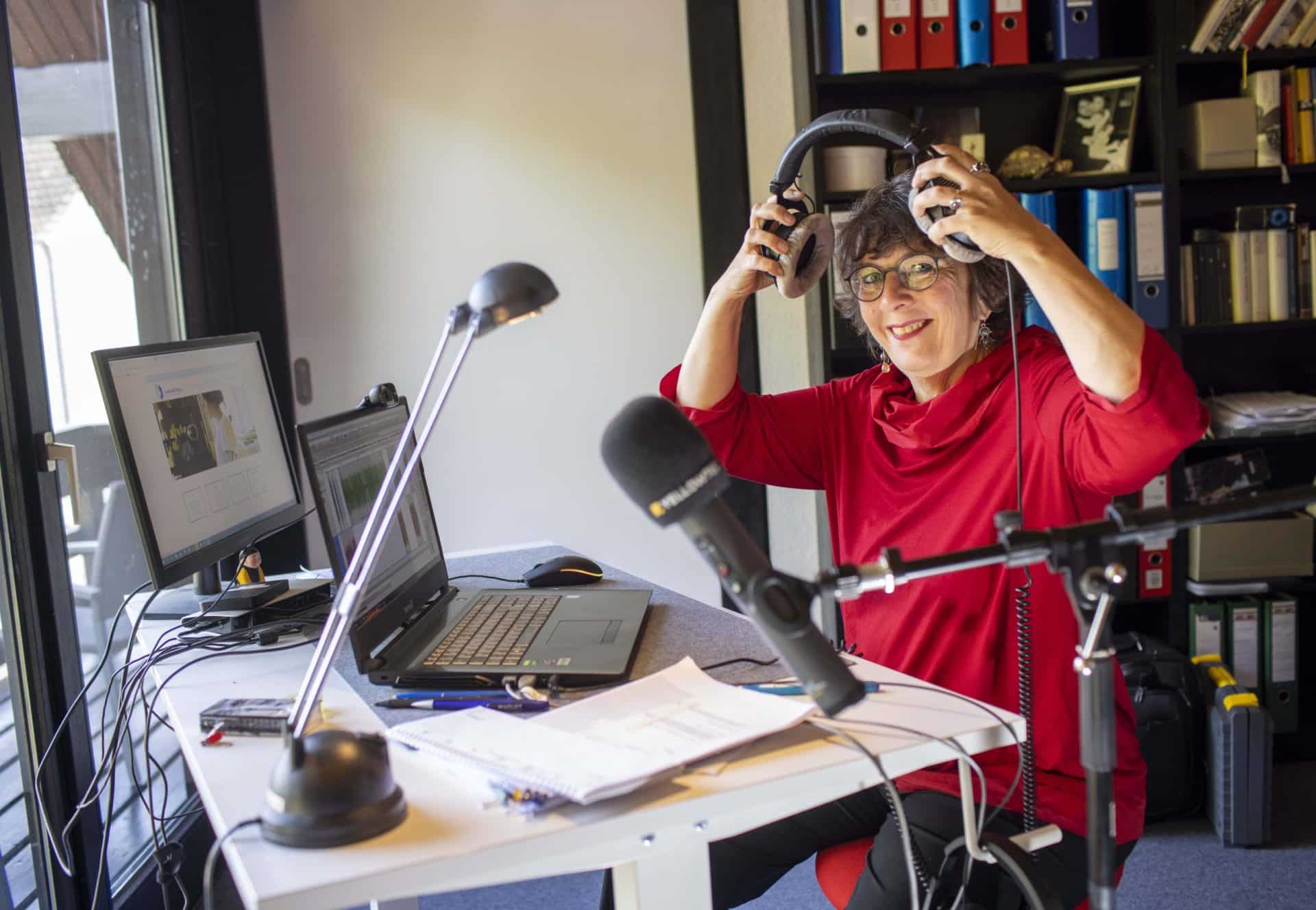 Judith Grümmer: Mikro, Laptop und Kopfhörer sind ihre Werkzeuge © privat