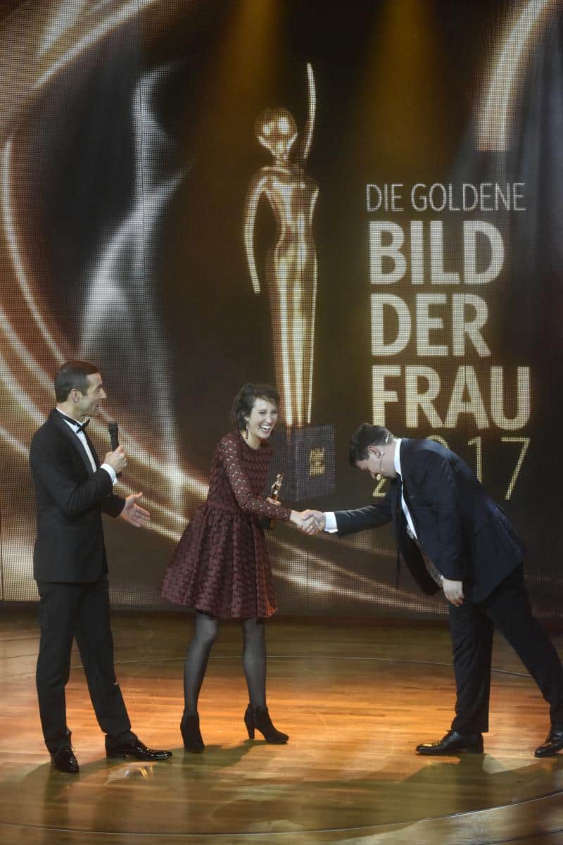 GOLDENE BILD der FRAU 2017 Preisvergabe Kai Pflaume und Preisträgerin Ninon Demuth