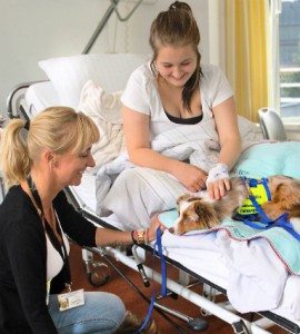 GOLDENE BILD der FRAU 2007 Preisträgerin Jacqueline Boy mit Therapiehund zu Besuch im Krankenhaus