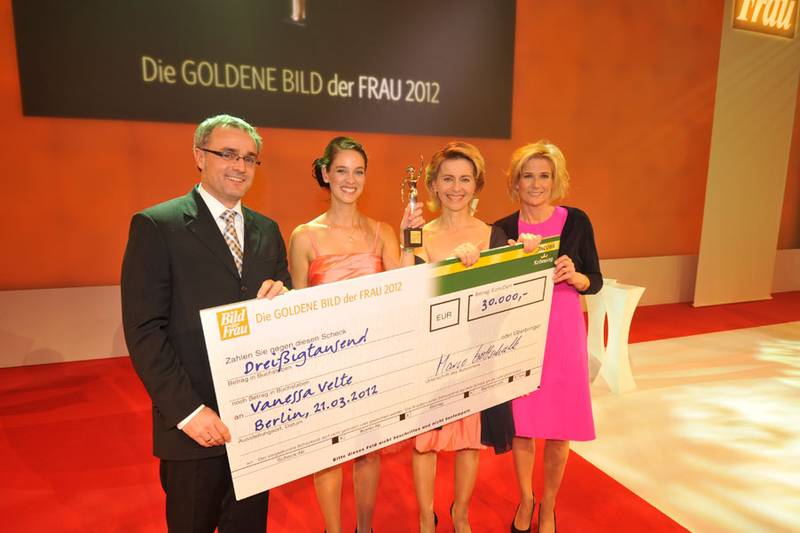2012 GOLDENE BILD der FRAU Preisverleihung Preisträgerin & Ursula von der Leyen
