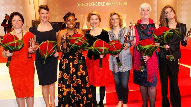 GOLDENE BILD der FRAU 2011 Gala Gruppenfoto Preisträgerinnen & Ursula von der Leyen & Dana Schweiger