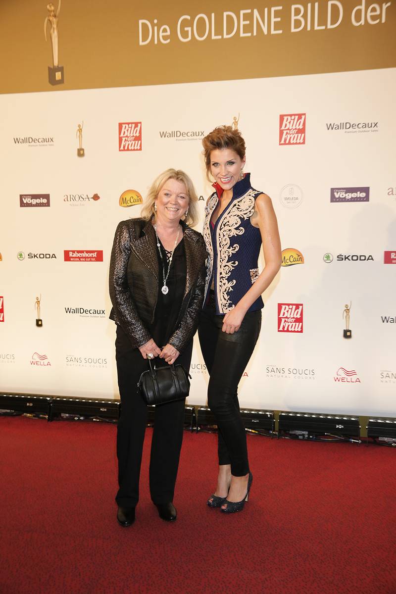 2015 GOLDENE BILD der FRAU roter Teppich Preisträgerin Stefanie Jeske & Sängerin Anna-Maria Zimmermann